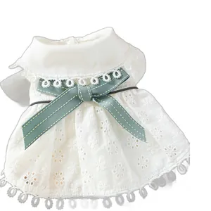 Robe en dentelle blanche pour petits chiens avec nœud vert et broderies florales élégantes