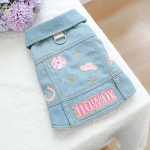 Detail der hellblauen Denim-Hundeweste mit rosa Howdy-Stickerei und Metall-D-Ring-Schnalle