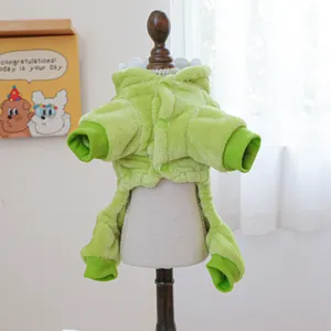Dettaglio del costume da dinosauro in pile verde per animali con polsini a costine