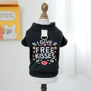 Detalle de chaleco para perro con bordado I GIVE FREE KISSES y anilla D de correa