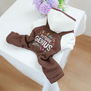 Detail van wafelgebreide huisdier jumpsuit met Future Genius borduursel en fleece voering