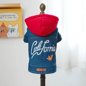 Stoere California stijl spijkerjas voor huisdieren met rode fleece capuchon