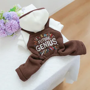 Detail van de bruine wafel-tuinbroek met Future Genius borduursel voor kleine dieren