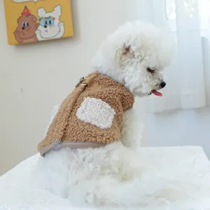 Gilet in pile marrone per cani con tasca bianca e attacco per pettorina ad anello D
