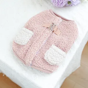 Gilet in pile rosa per cani con tasche bianche e doppi anelli a D per guinzaglio