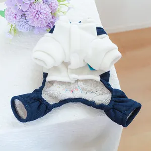 Detail van pluche lamswollen huisdierjas met marine corduroy en warme fleece voering