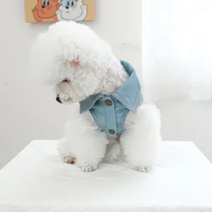 Nahaufnahme der hellblauen Hunde-Jeansweste mit orangefarbenen Nähten und braunen Knöpfen