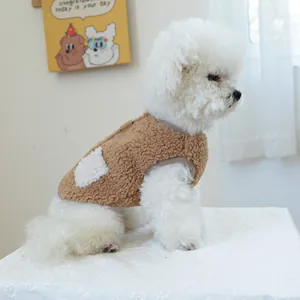Gilet in pile marrone per cani con toppa a cuore bianca e chiusura a zip sul retro