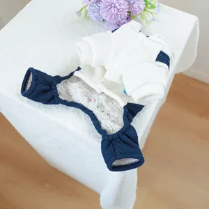 Detail van warme fleece huisdier overall met blauwe manchetten op kantwerk