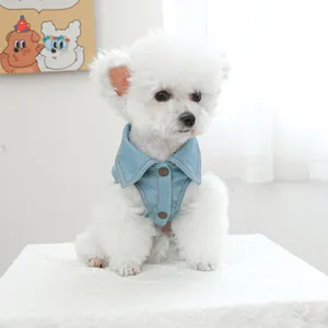 Klassische hellblaue Jeansweste für kleine Hunde mit einem stylischen Stehkragen-Design