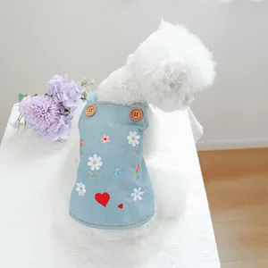 Abito in denim per animali con ricami floreali e cuore rosso per piccoli cani e gatti