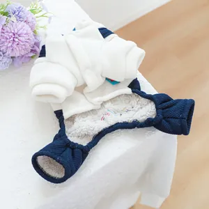 Detail van wit fleece huisdierjack met marineblauwe bies en warme pluche voering