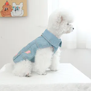 Detailansicht der Hunde-Jeansweste mit rosa Blitz-Stickerei und metallenem D-Ring
