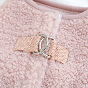Dettaglio macro del gilet per animali in pile rosa con doppi anelli a D in metallo