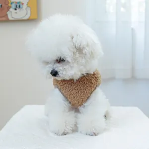 Gilet in pile sherpa marrone per cani di piccola taglia con texture morbida e bordi grigi