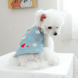 Dettaglio della mantella in denim per cani con ricami floreali e bottoni in legno