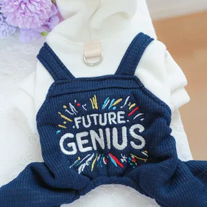 Detail van huisdier hoodie en blauwe wafel overall met FUTURE GENIUS borduurwerk
