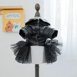 Detail van een punk huisdierjurk met zwart imitatieleer vest en lovertjes gaasrok