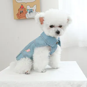 Stylische hellblaue Jeansweste für Haustiere mit rosa Blitz-Stickerei für Hunde