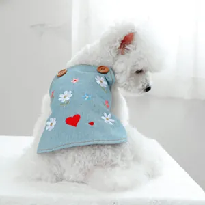Dettaglio del gilet in denim azzurro per animali con ricami a fiori e cuori e bottoni in legno