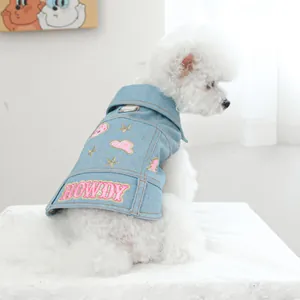 Detail der hellblauen Hunde-Jeansweste mit rosa Howdy-Stickerei und Stern-Patches