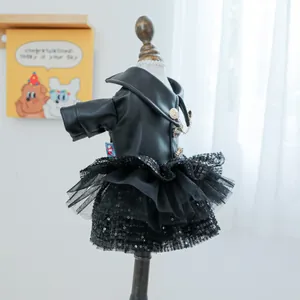 Detail van leren huisdierjasje met gouden ketting en een rok met glanzende pailletten