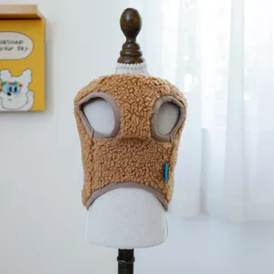 Dettaglio di un gilet in pile per animali marrone con materiale morbido ed etichetta laterale