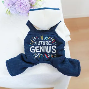 Detail van huisdier jumpsuit met Future Genius borduursel en wafelstructuur