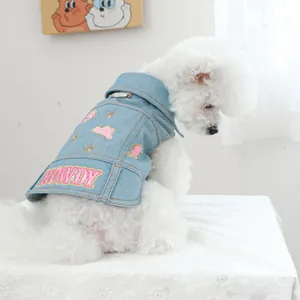 Detail der hellblauen Hunde-Jeansweste mit Howdy-Stickerei und Metall-D-Ring für Leinen