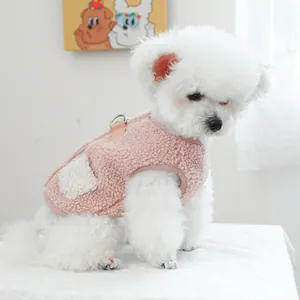 Dettaglio del gilet in sherpa rosa per cani con anello a D e toppa in peluche bianca