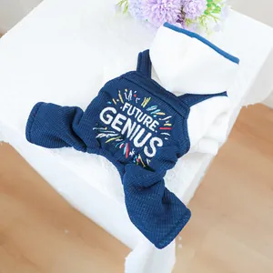Detailweergave van Future Genius borduursel op blauwe wafelstof hondensuit met capuchon