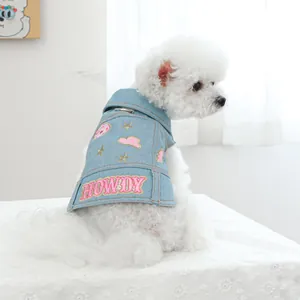 Detailansicht der blauen Denim-Hundeweste mit Howdy-Stickerei und Metall-D-Ring für Leinen