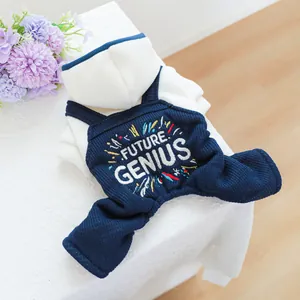 Detail van huisdier hoodie en tuinbroek met FUTURE GENIUS borduursel en wafelstructuur textuur