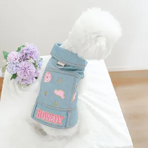Detail der Hundejeansjacke mit rosa Howdy-Stickerei und Metall-D-Ring zur Leinenbefestigung