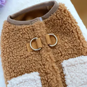 Dettaglio del gilet di peluche marrone per cani con anelli a D e tasche in pile bianco