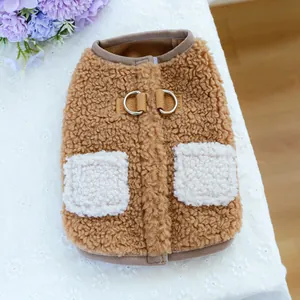 Gilet marrone in pile per animali con tasche bianche e anelli a D per il guinzaglio