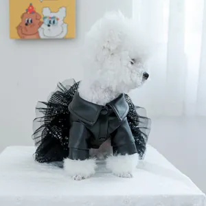 Stijlvolle hondenjurk van zwart leer en lovertjes tule gedragen door Bichon Frise