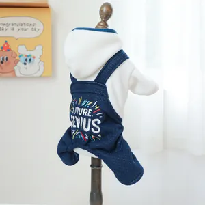 Detail van hondenhoodie en blauwe tuinbroek met FUTURE GENIUS borduursel op houten hanger