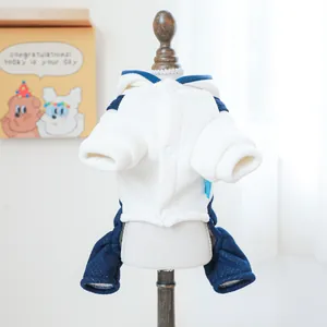 Detail van een fleece jumpsuit voor huisdieren met wit fleece en marineblauwe mouwen