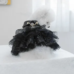 Detail van luxe zwarte pailletten huisdierjurk met mesh tutu en kunstlederen kraagdetails