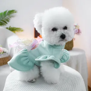Dettaglio vestito per cani verde menta con ricamo floreale e fiocco iridescente