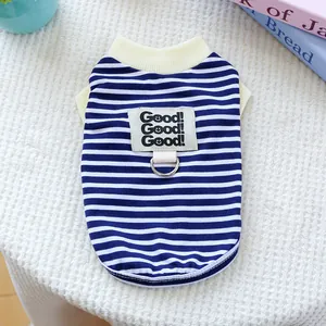Detail van gestreept huisdier vest met D-ring verbinding en Good! Good! Good! letters