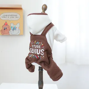 Detail van fleece hoodie voor huisdieren en wafeloveral met Future Genius borduursel op de pop