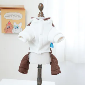 Detail van fleece jumpsuit voor huisdieren met drukknoopsluiting en blauw label