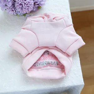 Détail d'un sweat à capuche rose pour chien avec broderie The Princess Has Arrived