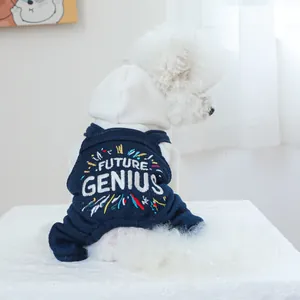 Detail van de huisdier overal met witte hoodie en FUTURE GENIUS borduursel op blauw