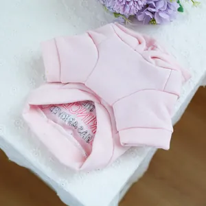 Détail d'un t-shirt rose pour animaux avec motif princesse sur fond en dentelle