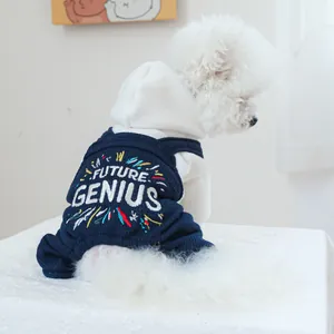 Detail van hondenhoodie met Future Genius borduursel op donkerblauwe overall