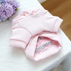 Détail du sweat à capuche rose pour animaux avec broderie Princess Arrived et bords-côtes