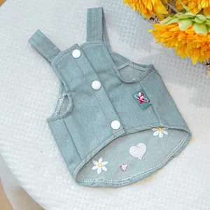 Dettaglio ricamo di margherite e cuori su gilet in denim azzurro per animali domestici
